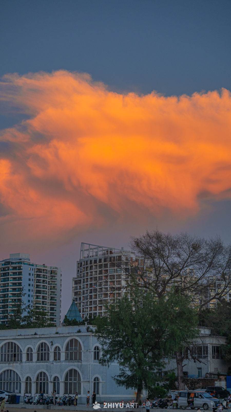黄昏时分的城市剪影