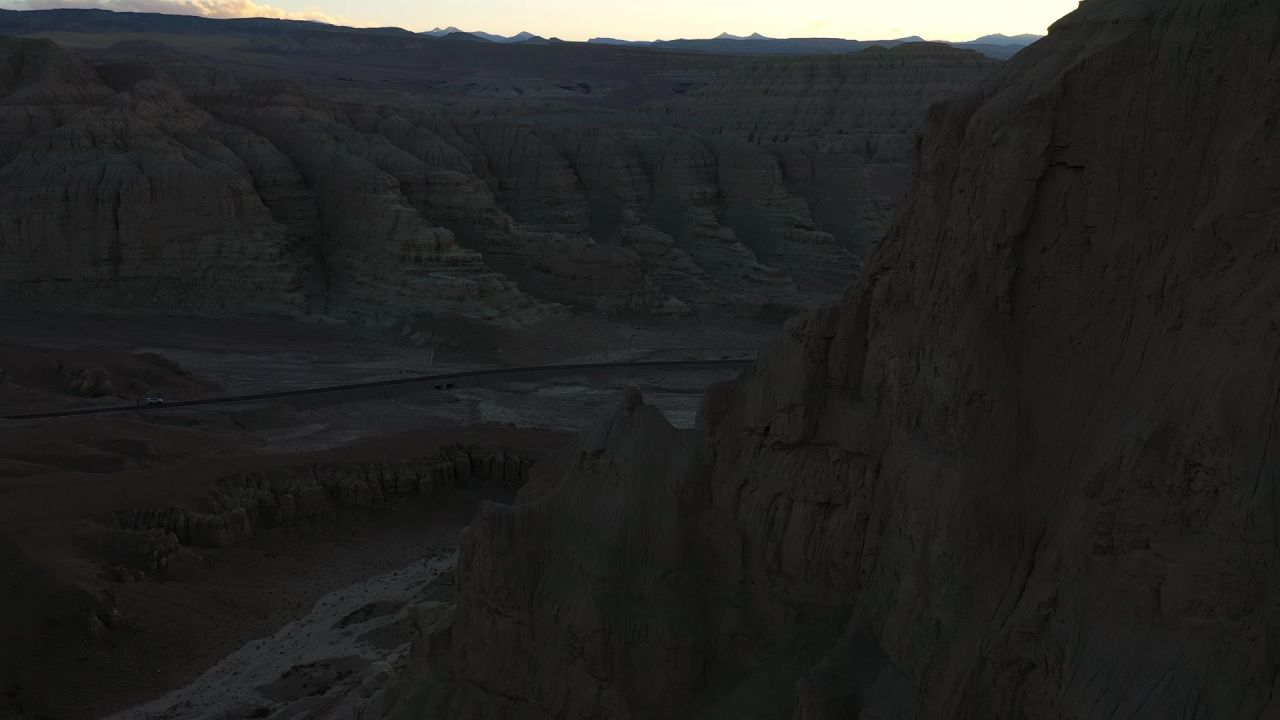 航拍黄昏时分的西藏阿里札达土林风光