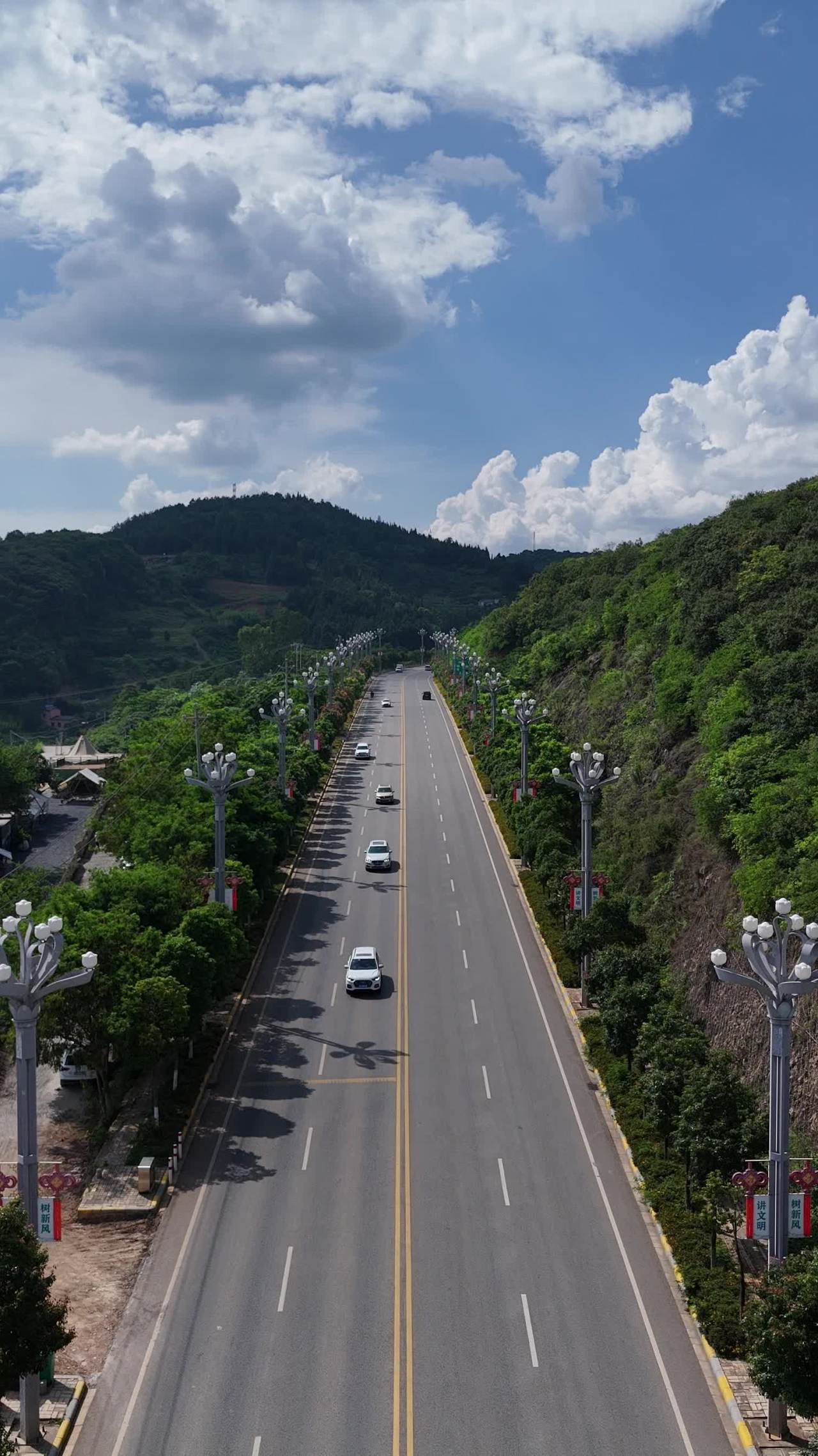 山间公路的宁静之旅