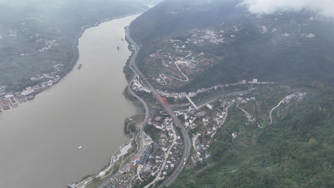 航拍河流与桥梁的壮丽景色