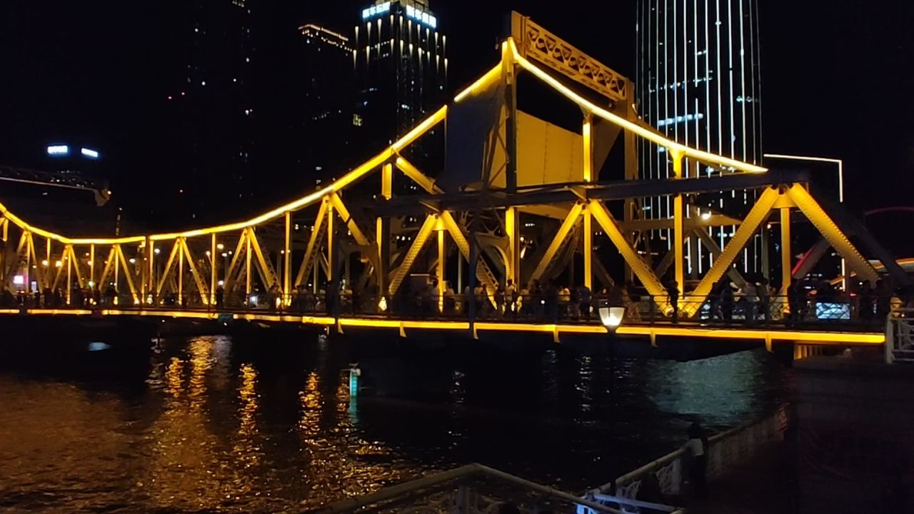 夜晚天津解放桥灯光