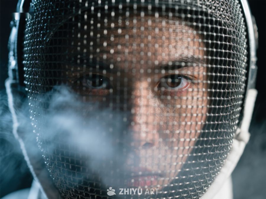 击剑者透过面罩凝视 112