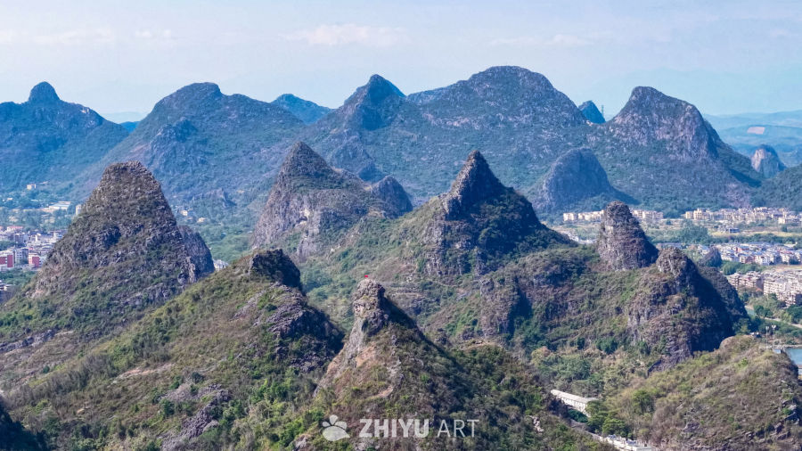 喀斯特山峰与城市风光