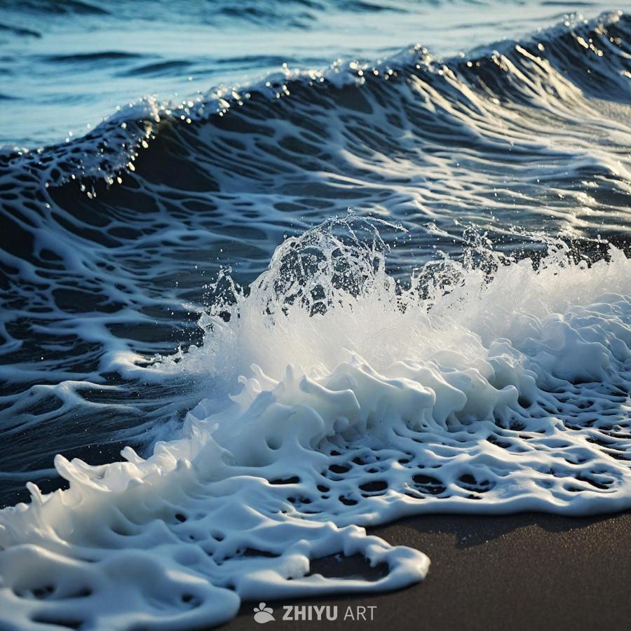 海浪拍打着沙滩，白色的浪花与蓝色的海水形成对比。不