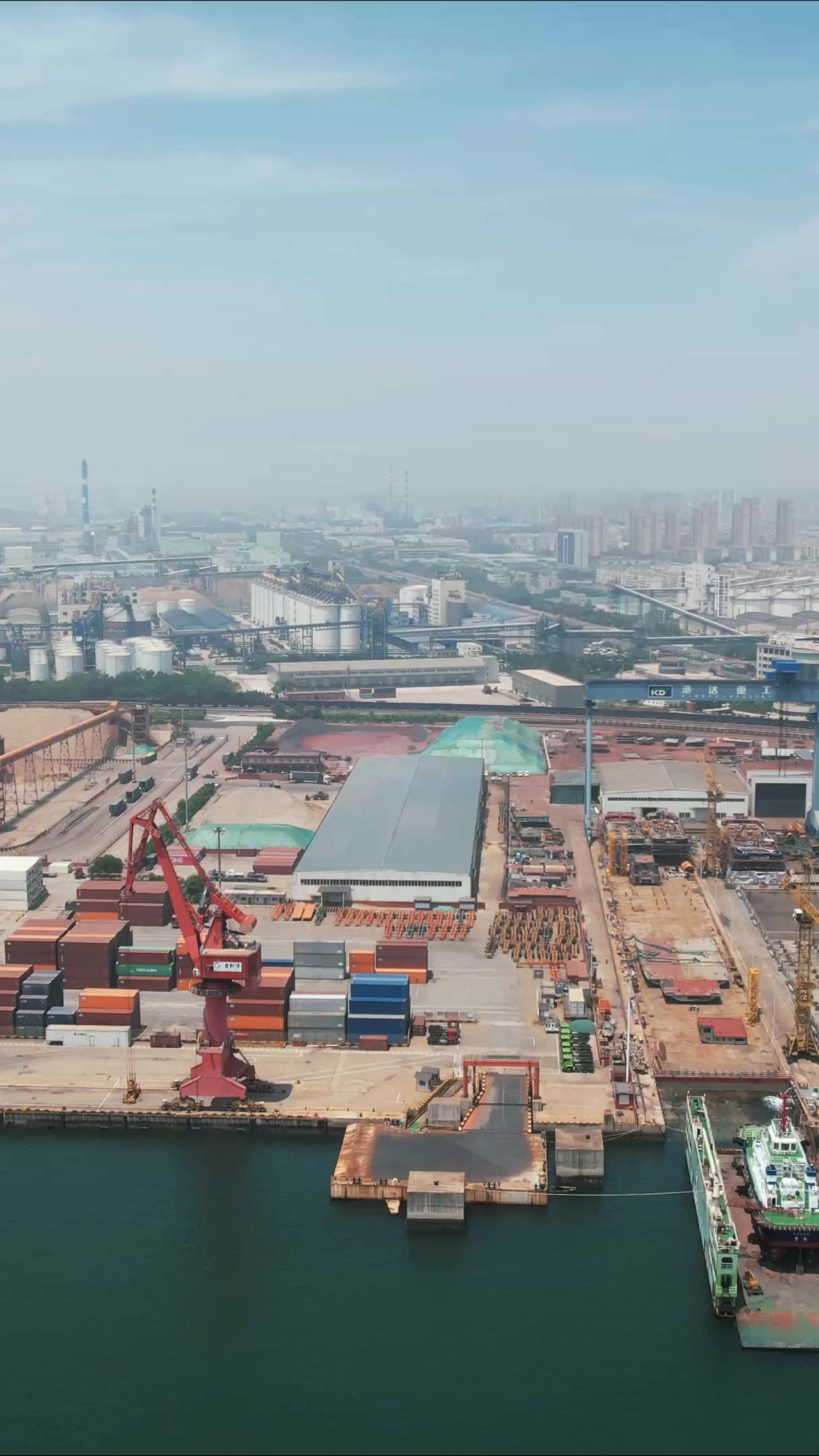 港口码头卸货吊臂竖屏航拍