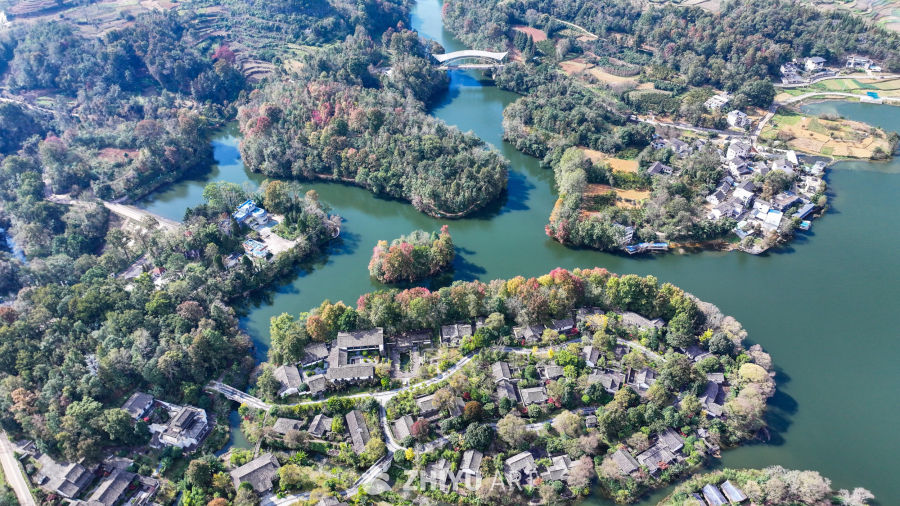 航拍水边枫叶美景  初冬枫叶似火 9