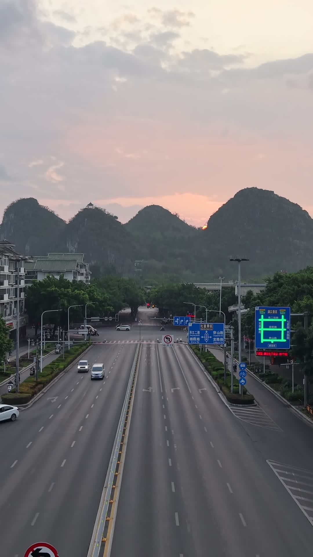 城市与自然的日落交响