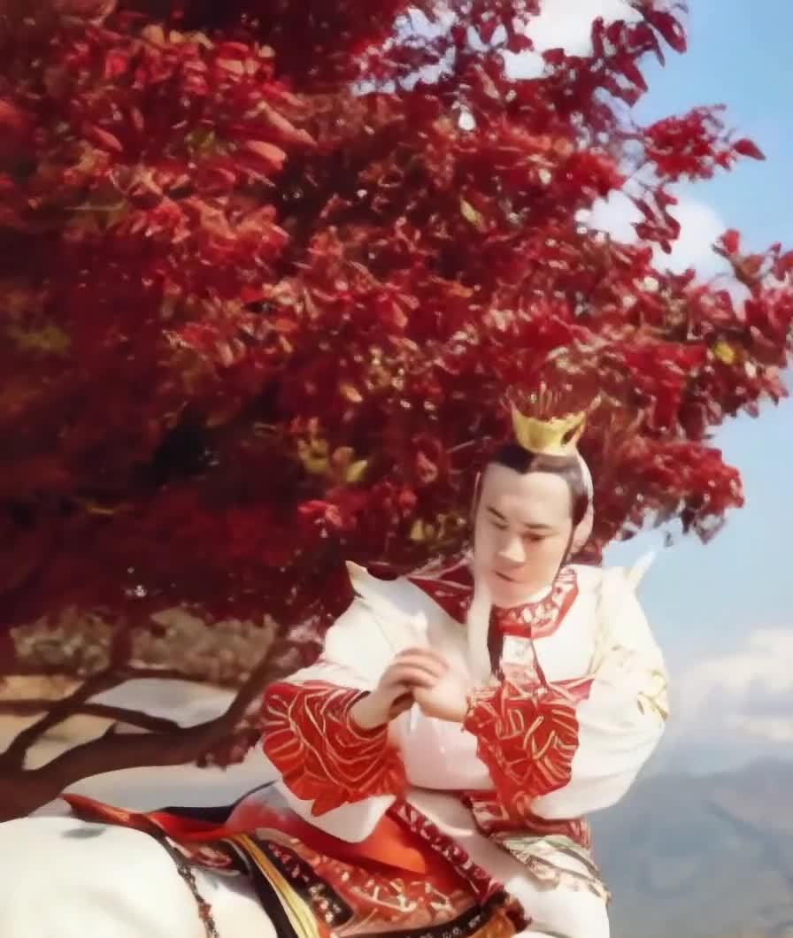 红白戏服男子红色背景前合掌