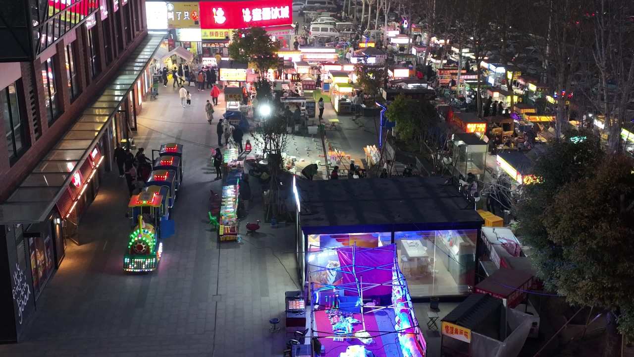 夜晚的繁华夜市