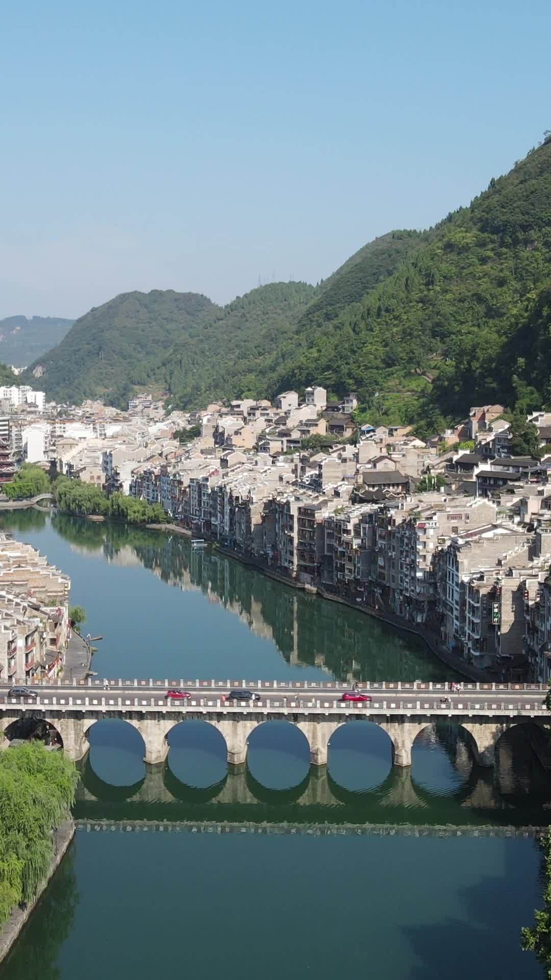 古桥边的山城美景