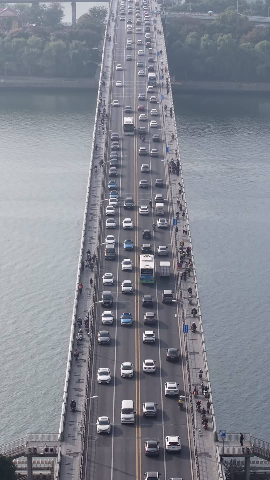 繁忙的跨河大桥