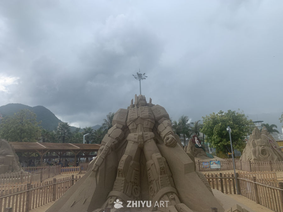 海滩上的巨型沙雕机器人