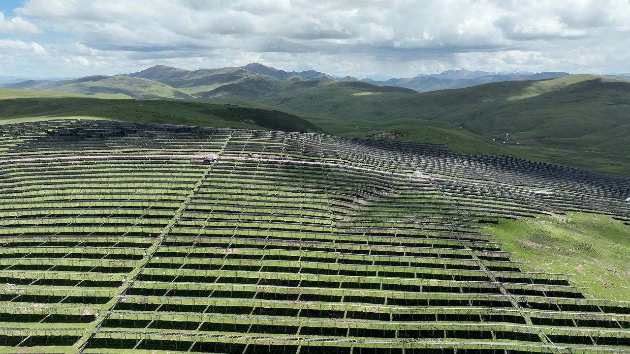 高原太阳能光伏电站航拍