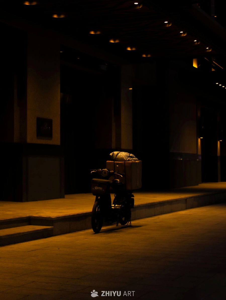 夜街静立的车