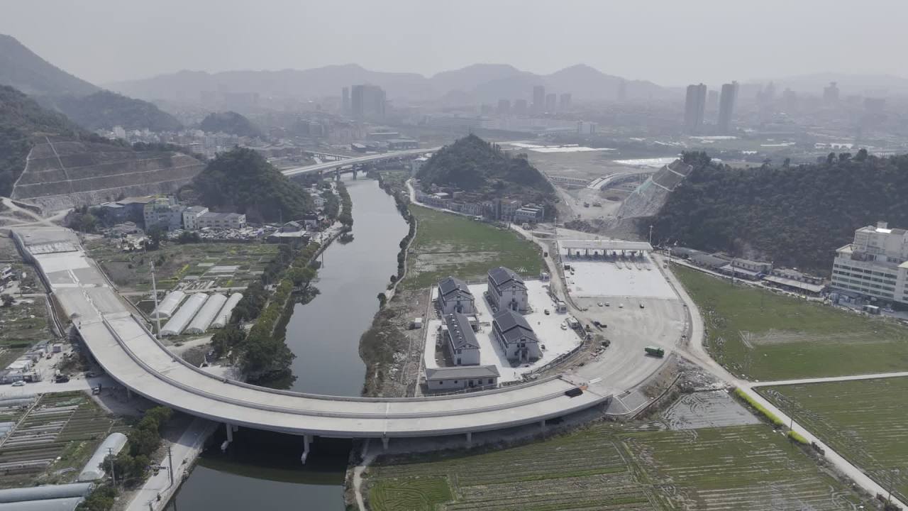 山区高速公路建设全景