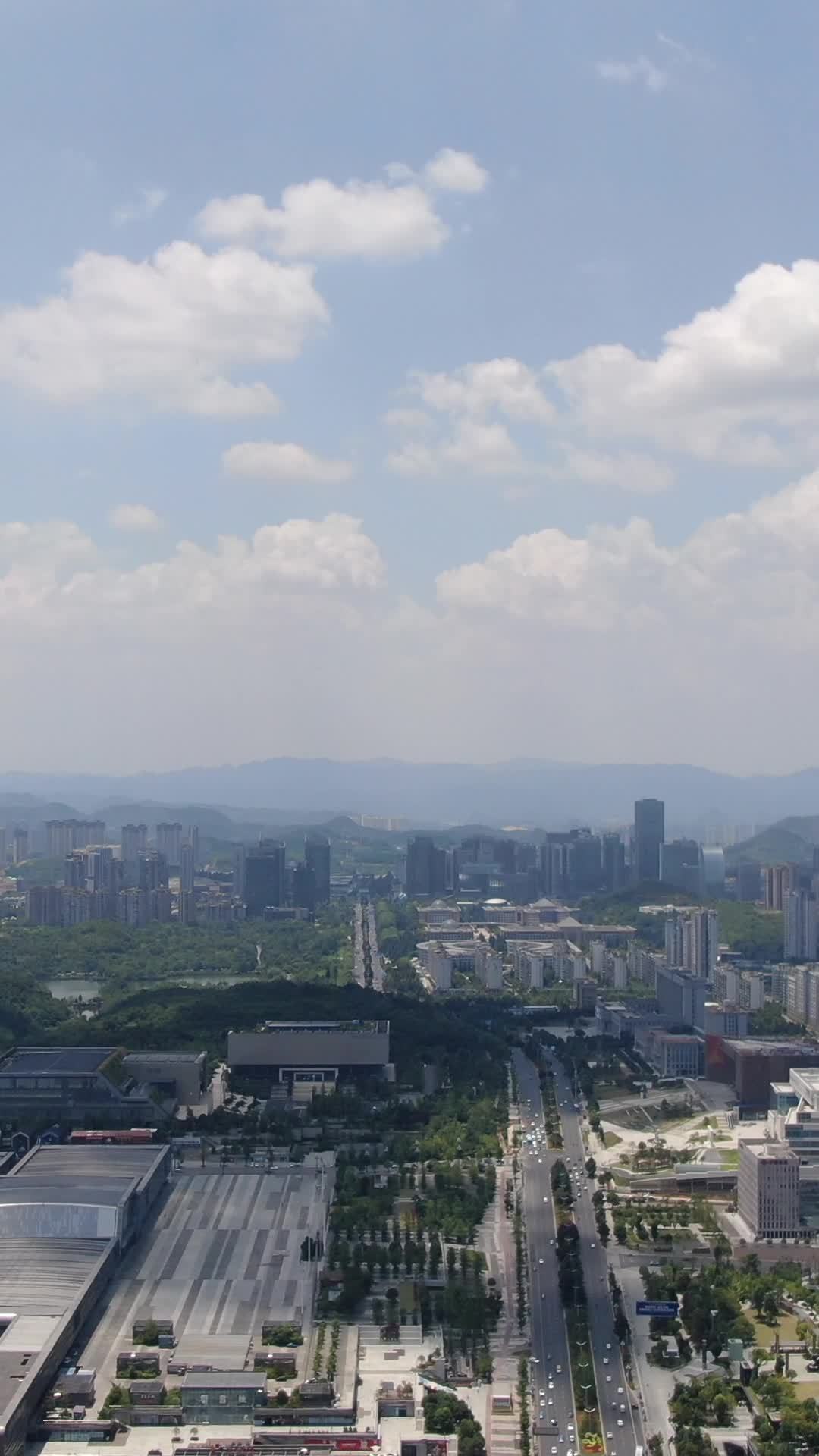 都市风光：现代与自然的和谐共存