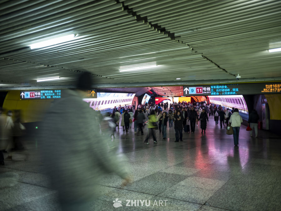地铁站内人流如织