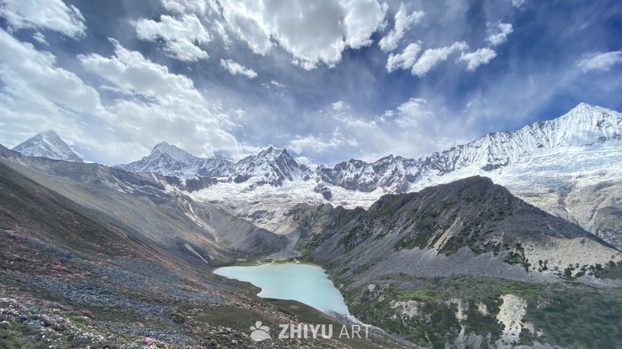 雪山湖泊的壮丽景色