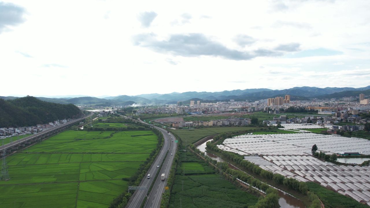 高速公路高铁穿过水稻田2