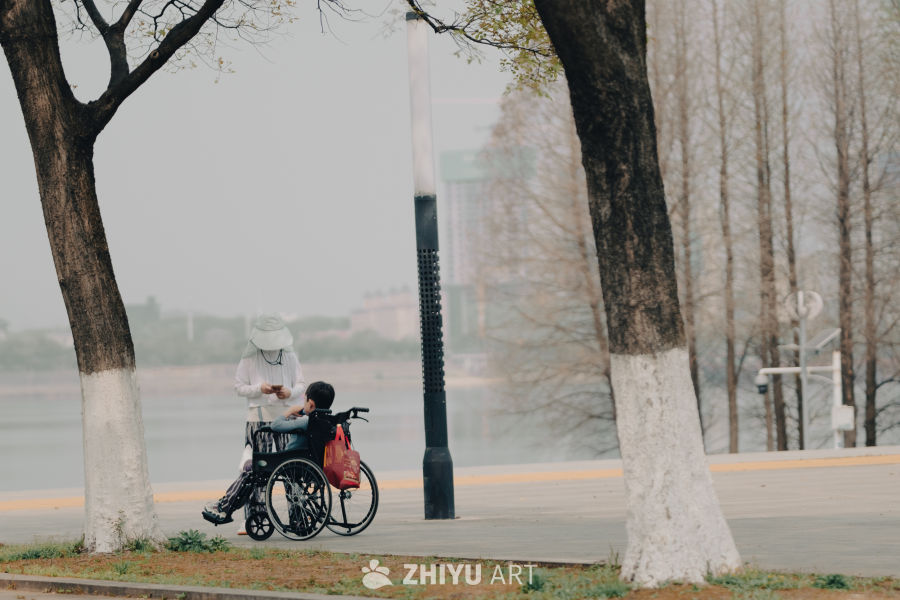 河边的陪伴时光