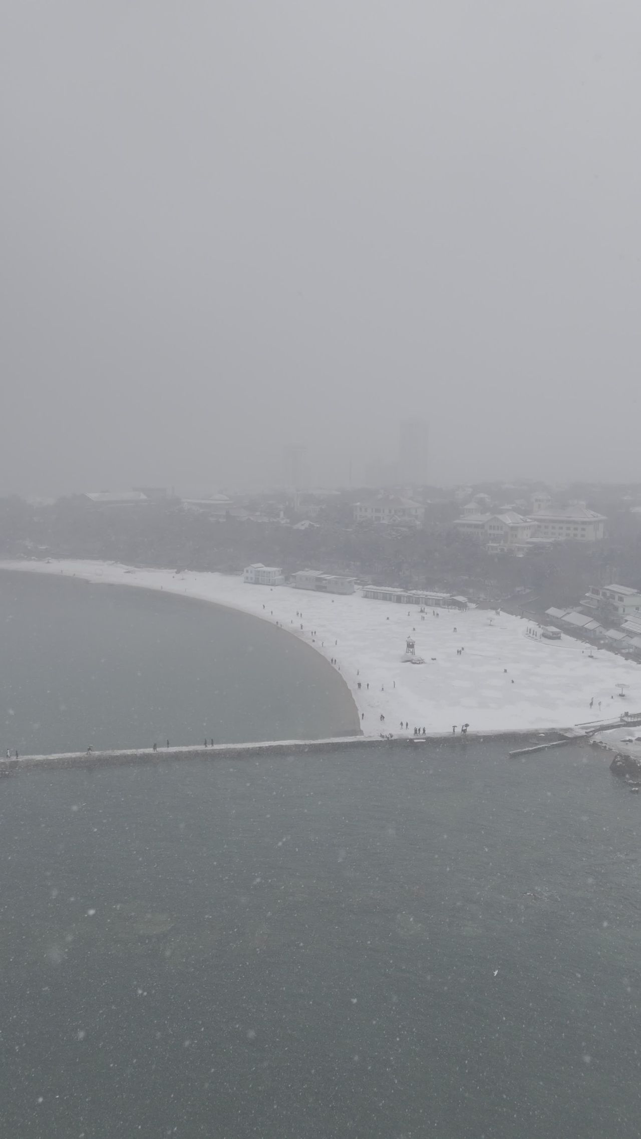青岛第三海水浴场城市海边雪景航拍 9