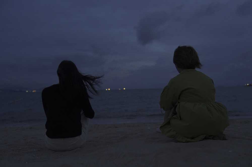 傍晚两人相伴坐在海边