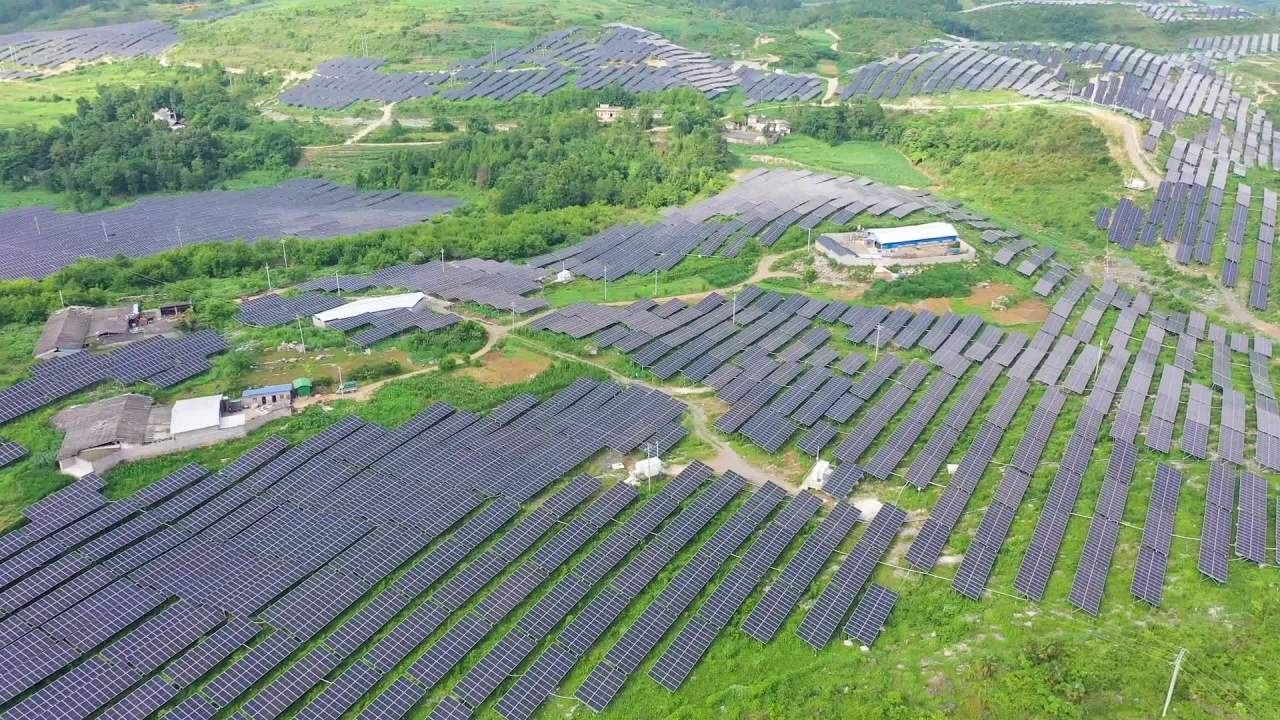 山区山地太阳能光伏板光伏发电绿色能源航拍