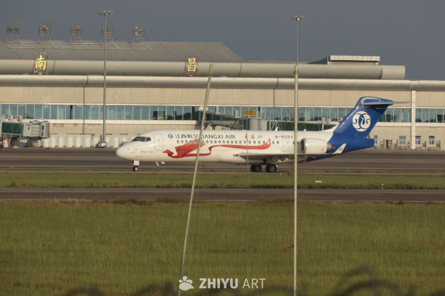 江西航空ARJ21-700飞机在南昌机场
