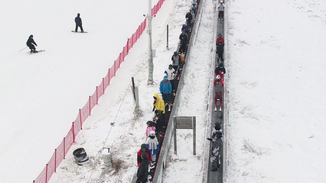 滑雪场雪道火爆人群