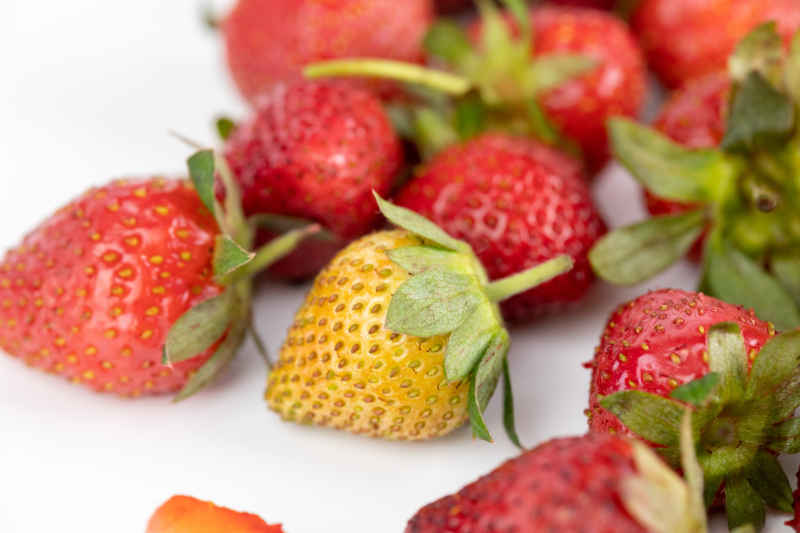 新鲜草莓水果实拍 17