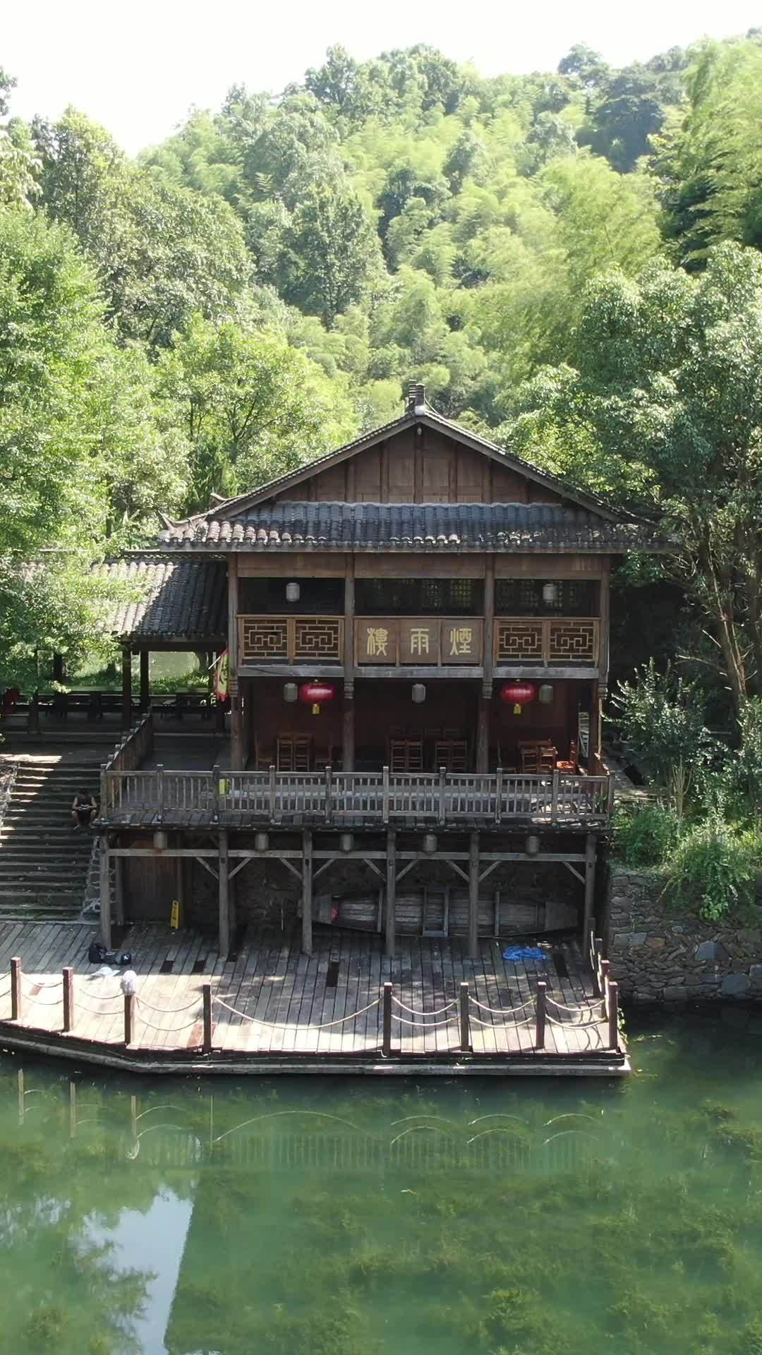 湖畔木屋静谧时光