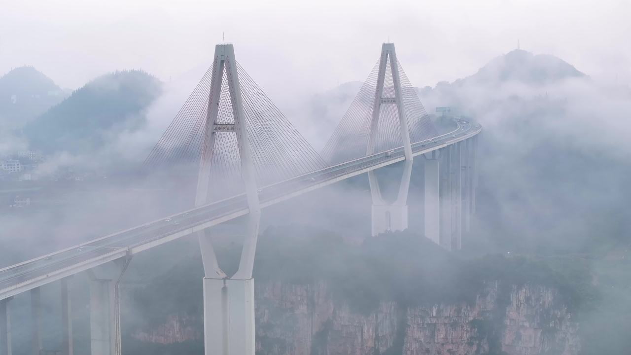 4k航拍云雾中的高速公路大桥