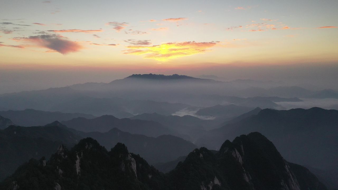 日出山巅，云海缭绕