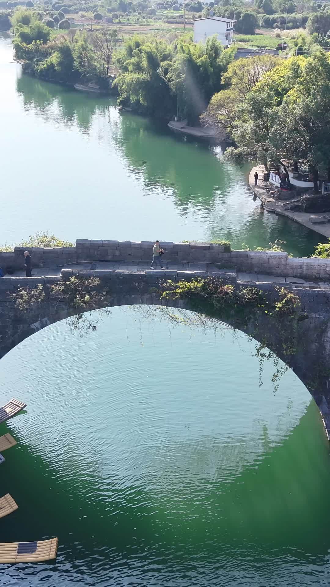 古桥静谧时光