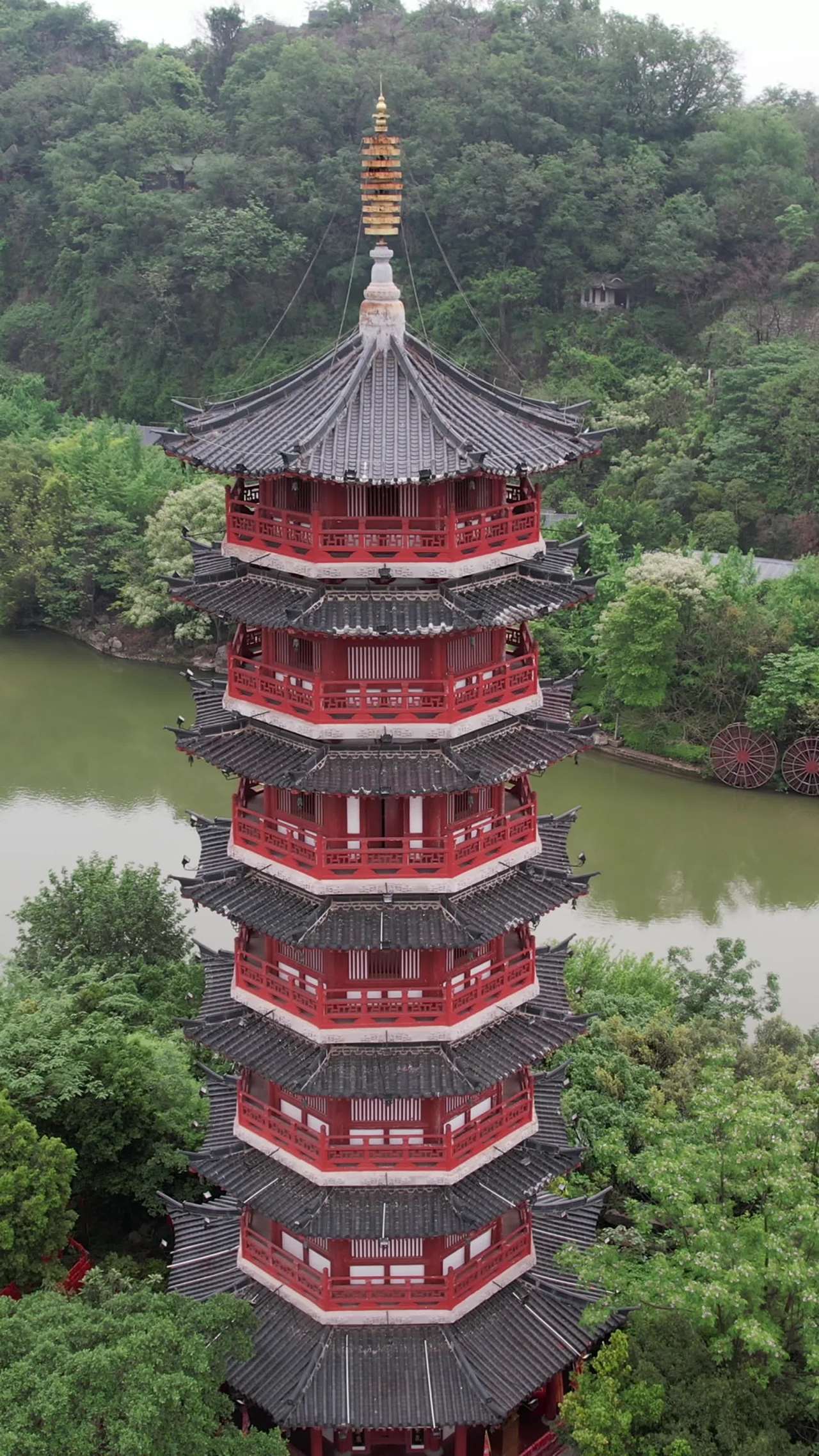 红顶古塔与自然风光