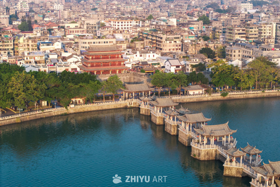 古桥映水城景图