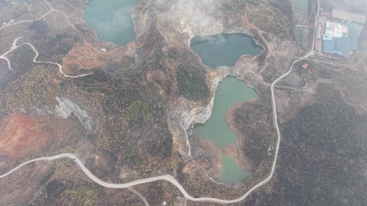 山间湖泊与云雾