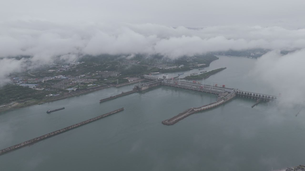 云雾缭绕的水坝