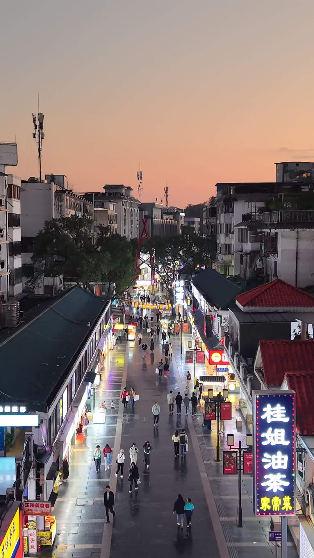 黄昏下的城市繁华