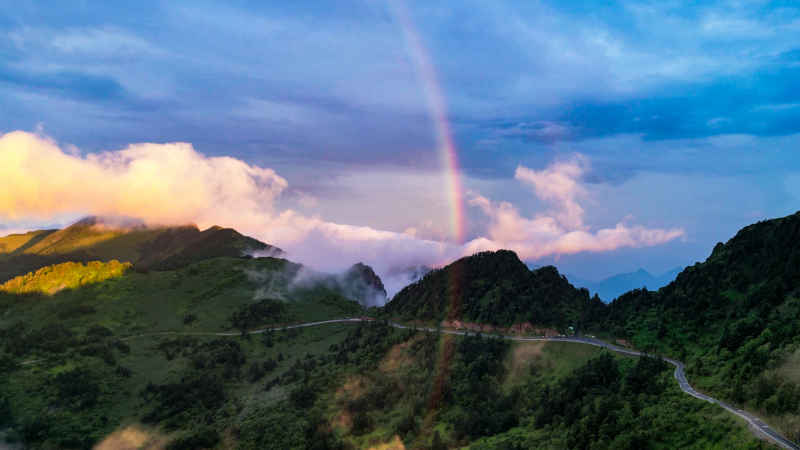 航拍日落晚霞夕阳西下湖北神农架5A景区 