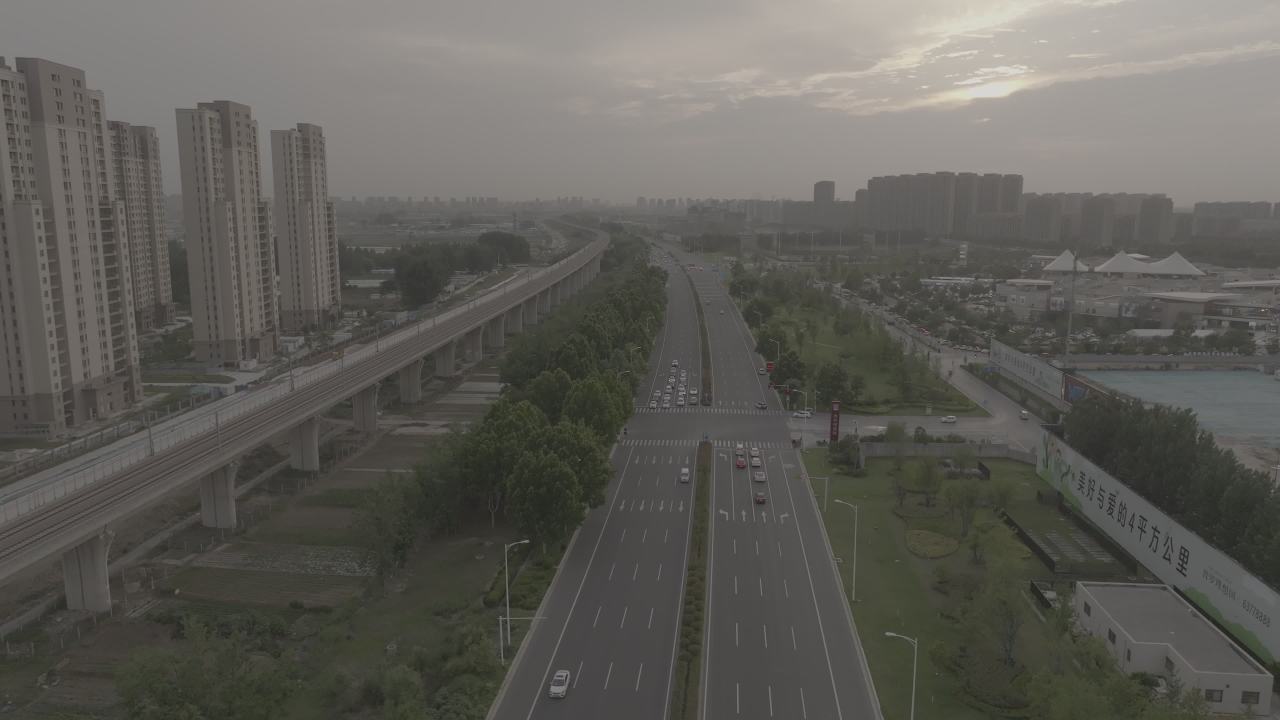 城市日落时分的繁忙景象