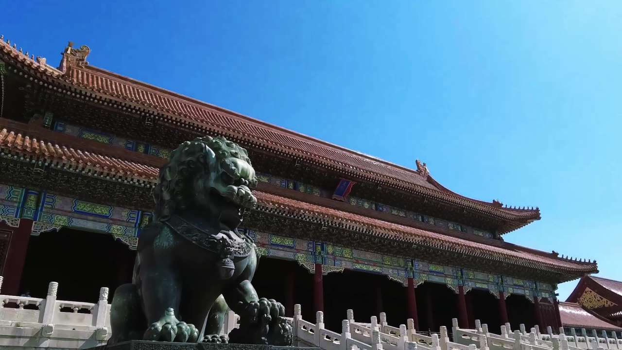 北京故宫太和殿与殿前石狮子