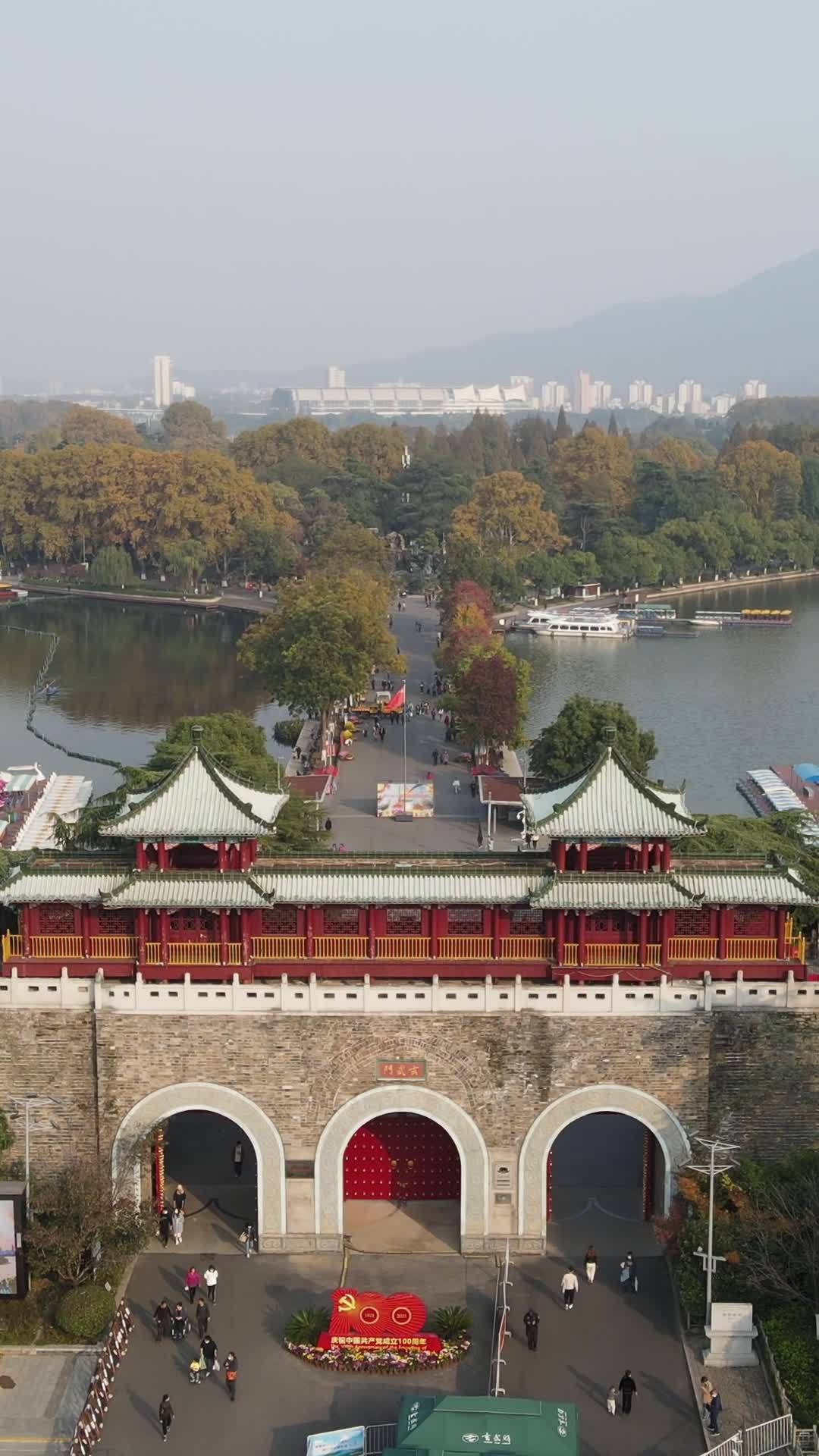 秋日湖畔古建筑漫步