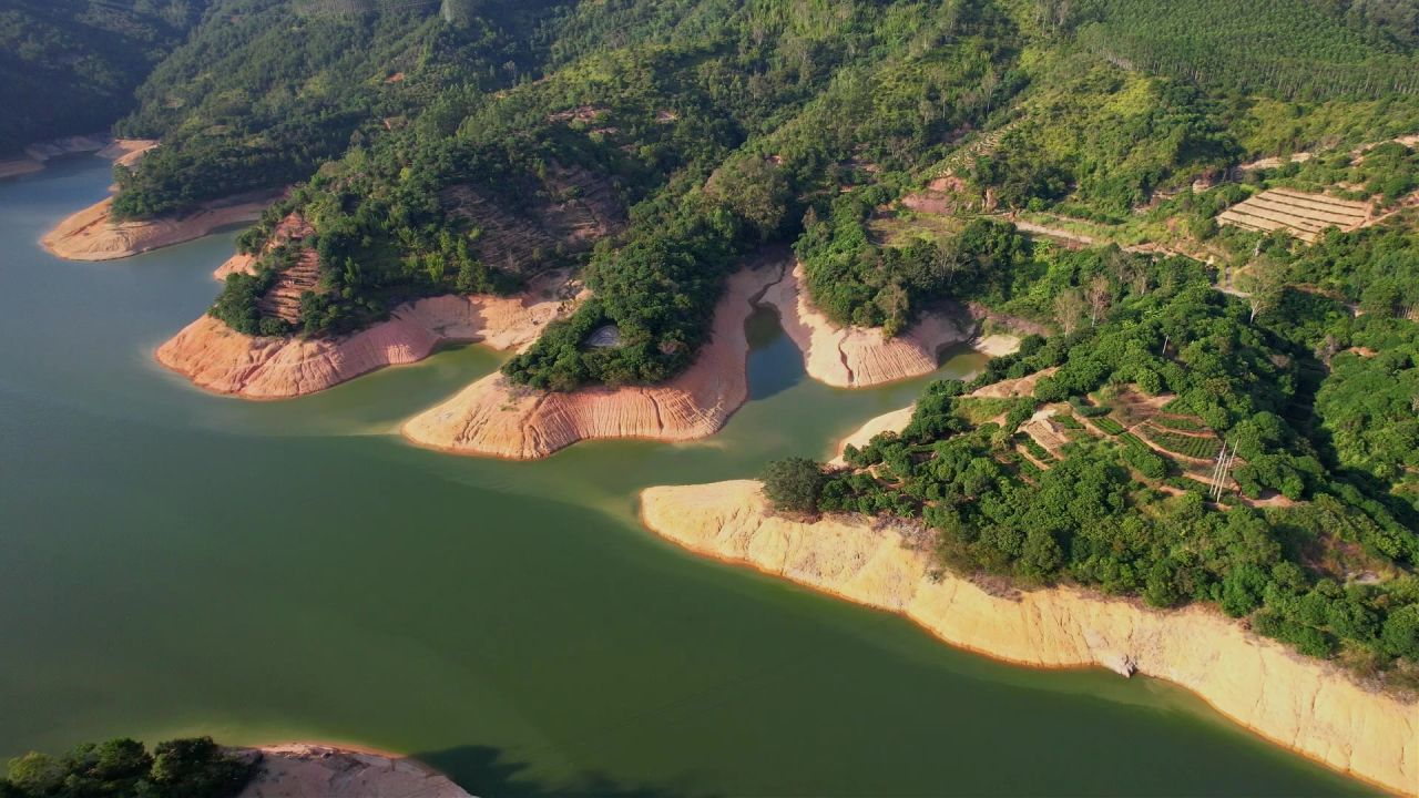 航拍山间水库景观 4