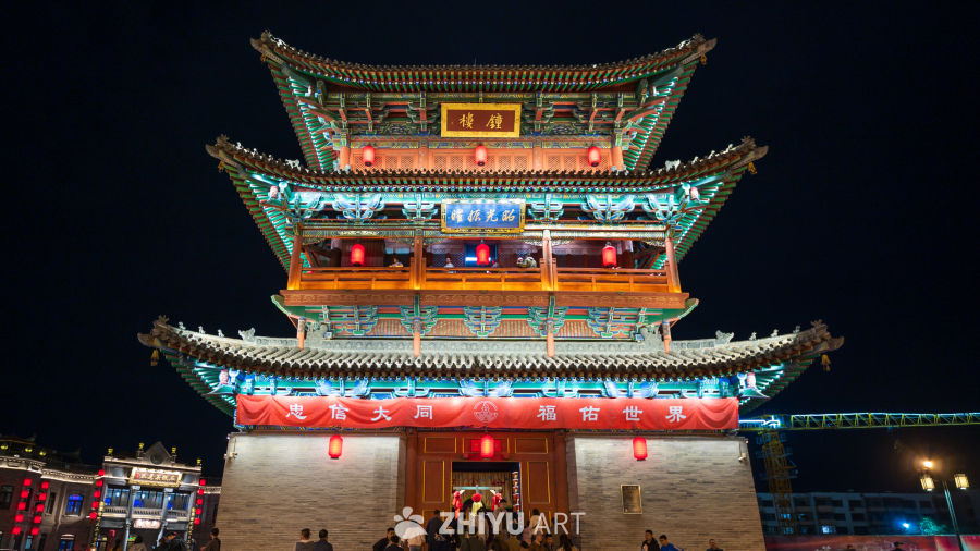 夜色中的古楼与灯笼