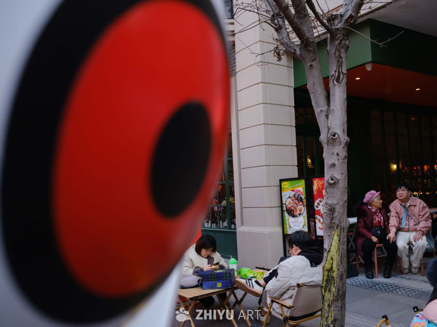 街头新年闲暇时光