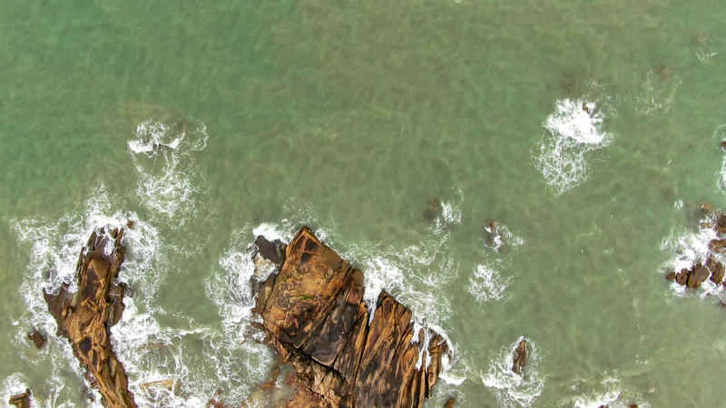 大海海洋沙滩礁石风景航拍摄影图 