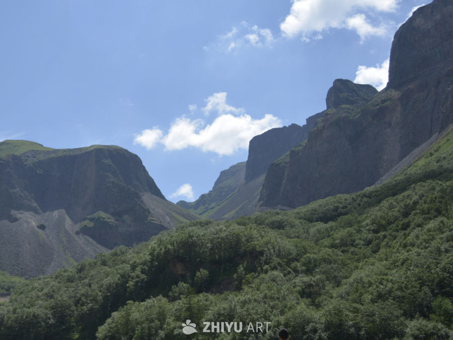 山间绿意盎然的自然风光