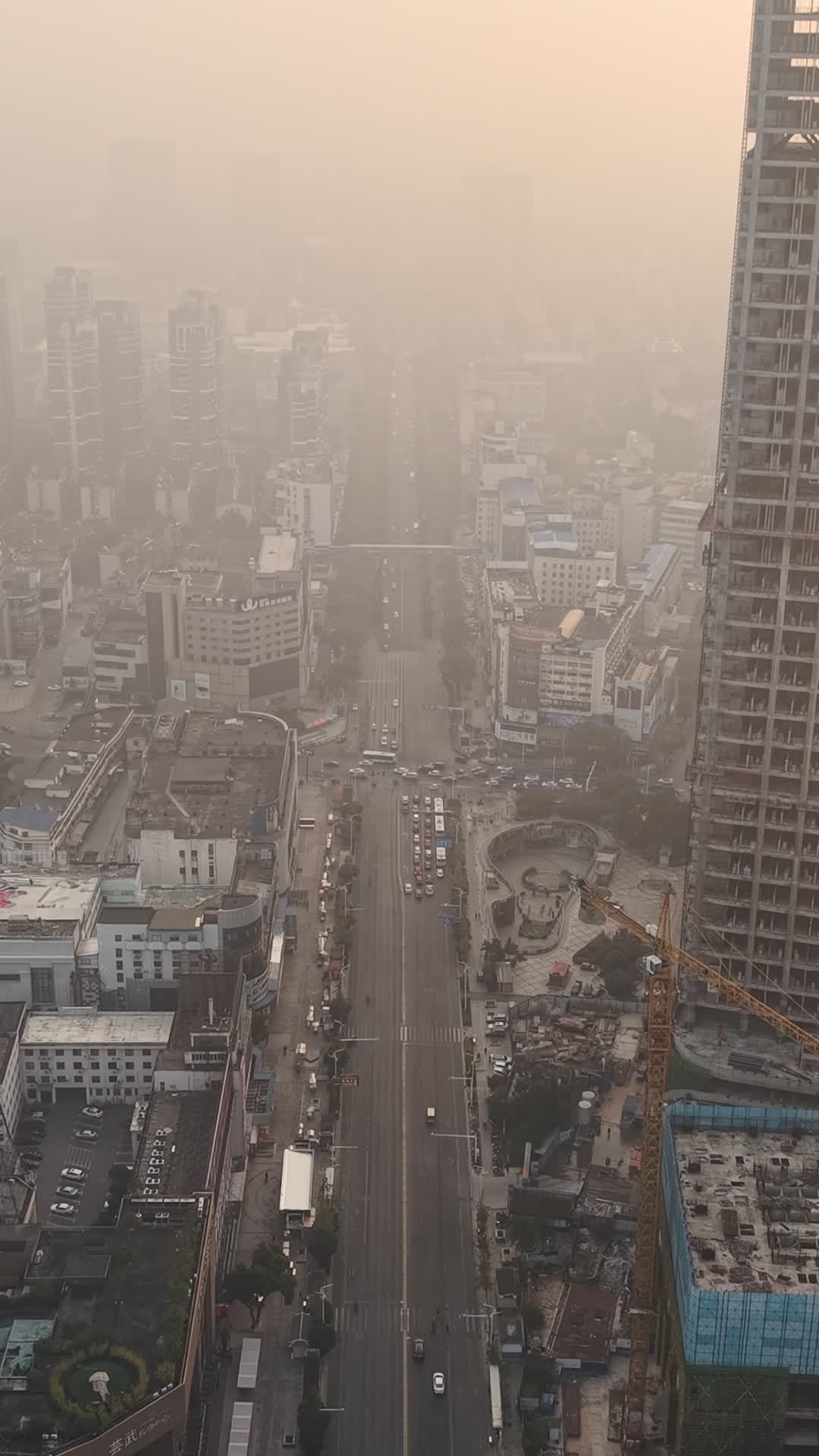晨雾中的都市繁华