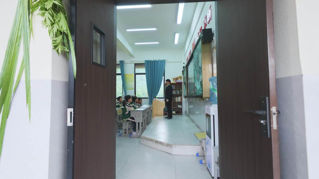 4k小学上课  课堂互动  读书听讲